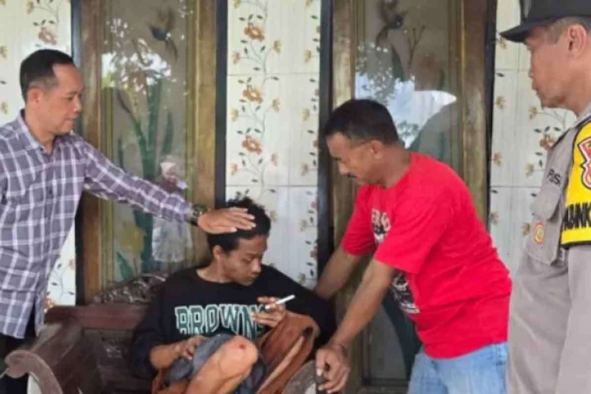 Anggota Polsek Kedungwaru saat mengamankan ODGJ, yang merupakan pelaku pembacokan. Foto: Ist.