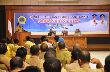 Para Kades ketika mendapatkan pengarahan soal penggunaan dana bantuan dari APBD. foto: syuhud/ BANGSAONLINE
