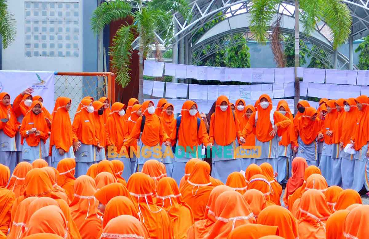 Siswa SMPIT Al Ibrah Gresik saat memajang ratusan surat cinta kepada guru. Foto: SYUHUD/BANGSAONLINE