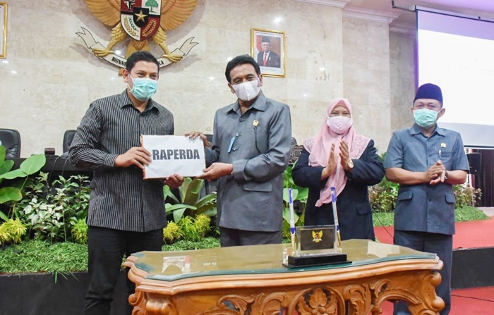 Wali Kota Kediri Abdullah Abu Bakar (kiri) dan Ketua DPRD Kota Kediri Gus Sunoto I.M. didampingi Wakil Ketua DPRD Kota Kediri Firdaus dan Katino.