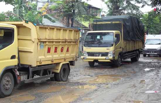 Jalan Provinsi penghubung antar Kabupaten yang dikeluhkan pengguna jalan karena rusak parah. foto: INTAN/ BANGSAONLINE