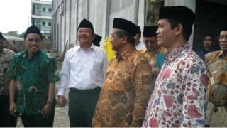 ?

Mendikbud M. Nuh (berbaju batik coklat berkopiah hitam) Tinjau lokasi UNU Sidoarjo di dampinggi Bupati Sidoarjo H. Saiful Ilah (berbaju putih kopiah hitam) serta pengurus terkait. Foto: Nanang/Bangsa online).