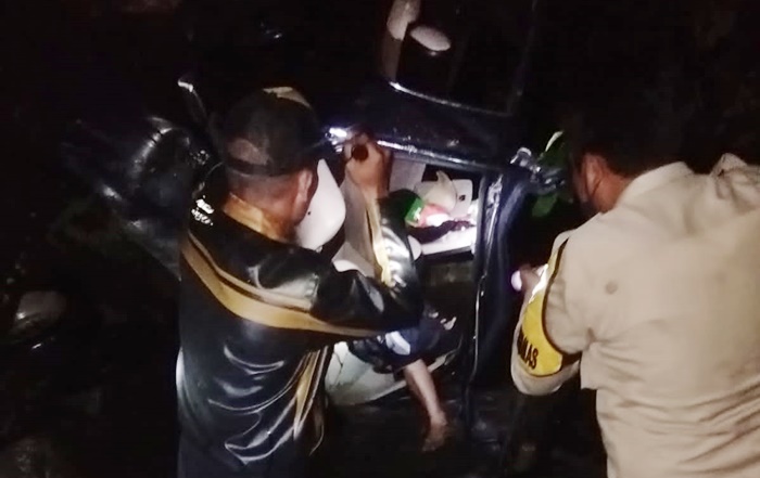 Petugas dibantu warga sedang berusaha mengevakuasi para korban kecelakaan mobil di jalur Taman Wisata Alam (TWA) Kawah Ijen, Kecamatan Licin, Banyuwangi.