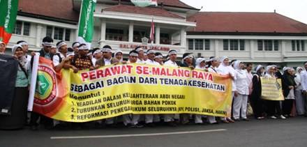 Ratusan Dokter dan Perawat saat melakukan aksinya. (Robert/BANGSAONLINE)