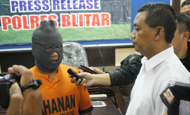 Tersangka didamping Kasatreskrim Polres Blitar.