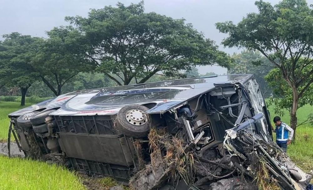 Kondisi bus yang terguling usai menghantam truk di Tol Ngawi