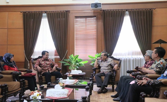 Gubernur Jatim menerima Ketua KPAI di RK Kantor Gubernur Jatim Jl. Pahlawan No. 110 Surabaya, Kamis (17/5) siang. 