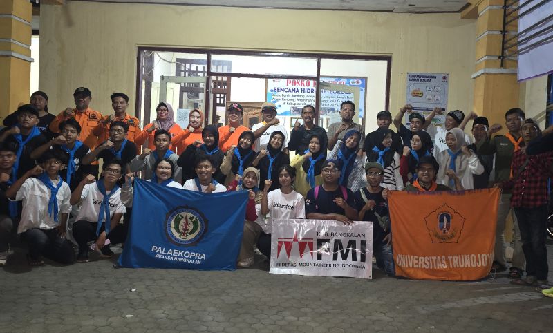 Zainu Qomar Kepala BPBD Bangkalan saat melepas para volunteer di Kantor BPBD,  untuk membantu musibah erupsi gunung Semeru Lumajang