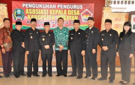 TUNTUT HAK POLITIK – Pengurus AKD Magetan bersama Bupati Magetan Sumantri dan Ketua AKD Propinsi Jawa Timur Samari, di Pendopo Surya Graha, Magetan, Kamis (4/9/2014). foto nanang ari utomo/BangsaOnline