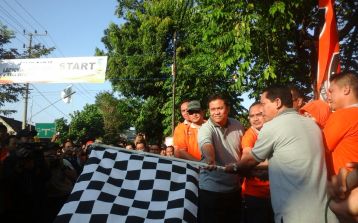 Ketua KPU Kabupaten Kediri Sapta Andaruisworo bersama ketua DPRD Sulkani saat memberangkatkan jalan santai. (foto: dendi martoni/BANGSAONLINE)