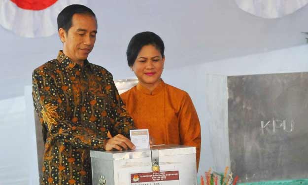 Presiden Joko Widodo bersama Ibu negara Iriana saat usai melakukan pencoblosan surat suara di TPS IV, Jakarta, Rabu (15/2). foto: Merdeka.com