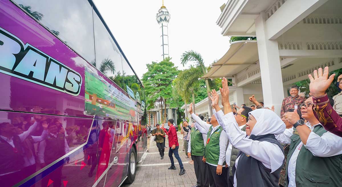 Gubernur Khofifah saat melepas keberangkatan 55 transmigran asal Jawa Timur menuju 3 daerah tujuan.