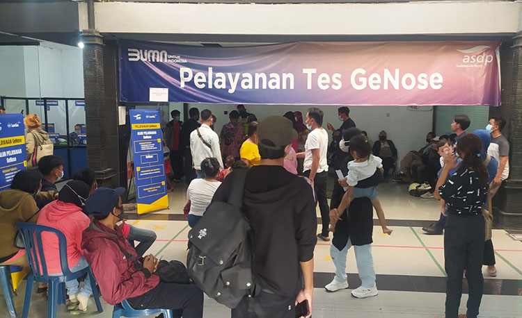 Tempat pemeriksaan tes bebas Covid-19 di pintu masuk pelabuhan. (foto: ist)
