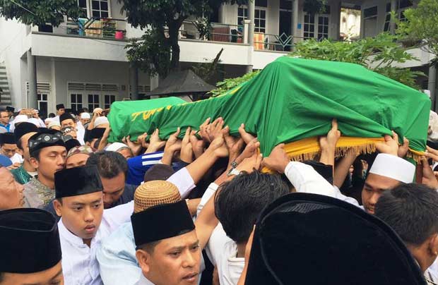 Jenazah KH Hasyim Muzadi siap disalati. foto: istimewa