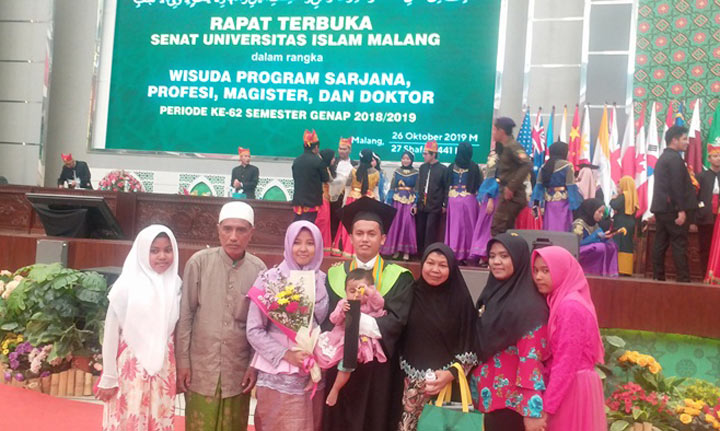 Mahsus Mujib, M.Pd beserta Sofiatul Jannah (istri) dan Keluarga Besarnya.