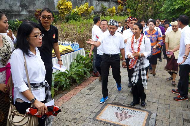 Menteri BUMN, Rini M. Soemarno bersama Direktur Pemasaran dan Supply Chain Semen Indonesia, Aunur Rosyidi melewati jalan yg dibangun menggunakan paving porous concrete, sebelum meresmikan Desa Wisata Pinge, Tabanan, Bali. (ft-syuhud/bangsaonline)