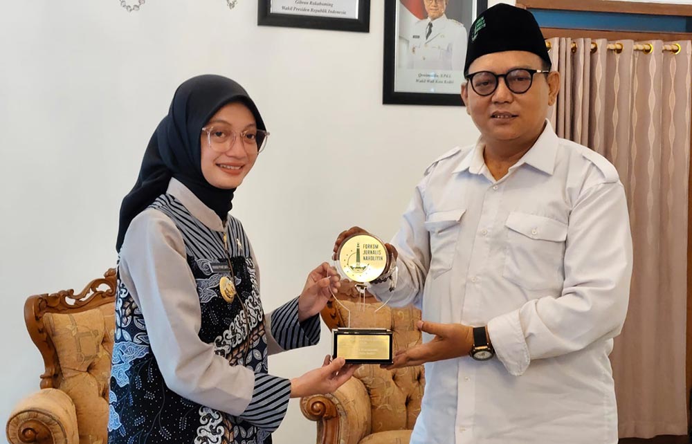 Wali Kota Kediri, Vinanda Prameswati, menerima penghargaan Tokoh Muda Nahdliyin Inspiratif dari Forkom Jurnalis Nahdliyin. Foto: FJN for Bangsa.