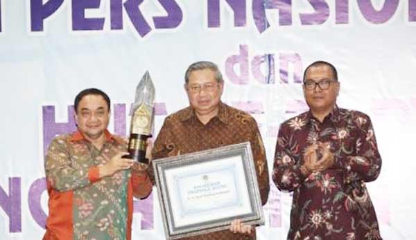 Presiden ke-6 RI, Susilo Bambang Yudhoyono saat menerima Anugrah Prapanca Agung dari Ketum PWI Pusat, Margiono didampingi Ketua PWI Jatim, Ahmad Munir di Puncak HUT PWI ke-71.