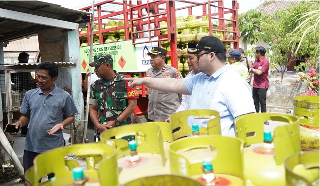 Bupati Kediri Hanindhito Himawan Pramana saat meninjau salah satu pangkalan LPG 3 kg. Foto: Ist.