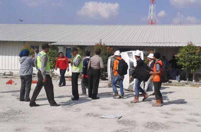 Tampak sebuah mobil terbalik usai demo dari ribuan karyawan Blok Cepu. (eky nurhadi/BANGSAONLINE)
