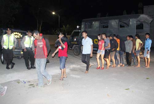 DIAMANKAN - Pengunjung yang diamankan dari tempat karaoke ilegal, di Ngawi, kemarin (23/6) malam. foto: zainal abidin/BANGSAONLINE