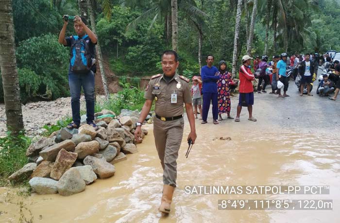 Bencana banjir dan tanah longsor kembali memutus akses jalan yang menghubungkan Desa Karangrejo dan Karanggede, Kecamatan Arjosari, Pacitan, Senin (5/3) siang.
