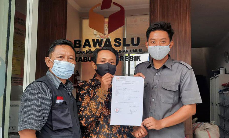 Irfan Choirie, S.H., ketika melaporkan Sekcam Tambak Pulau Bawean ke Bawaslu Gresik. (foto: ist)