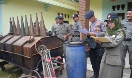 Petugas gabungan saat menggerebek pabrik arak milik Santam. (Suwandi/BangsaOnline.com)