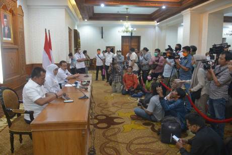 Gubernur Jatim Khofifah Indar Parawansa saat menggelar pers conference terkait Penanganan Covid-19 di Jawa Timur di Gedung Negara Grahadi, Surabaya, Rabu (18/3). foto: istimewa