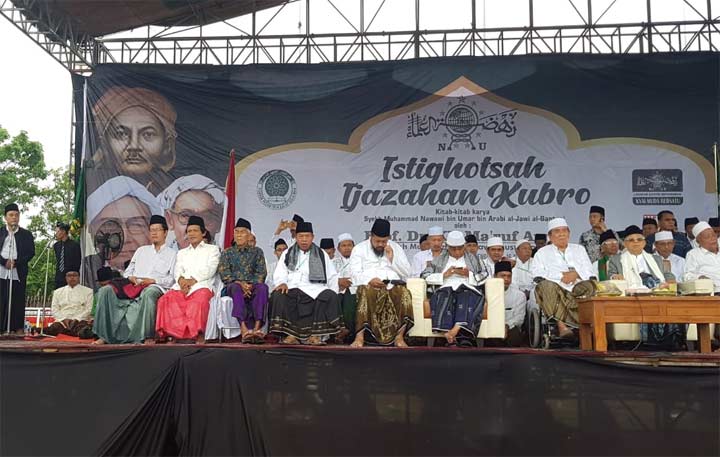 Istighosah Kubro dan Ijazahan Kubro di Stadion Menak Sompal Kabupaten Trenggalek, Selasa (22/1) lalu. Dalam acara itu hadir KH. Ma