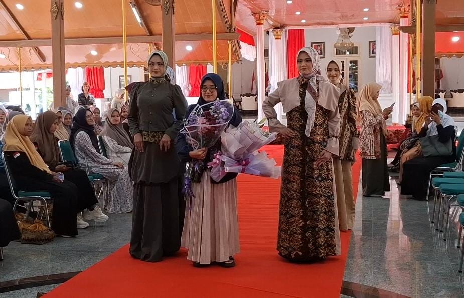 Batik khas madura bertema kerajaan yang dipamerkan Fiky Aisha Fashion Design