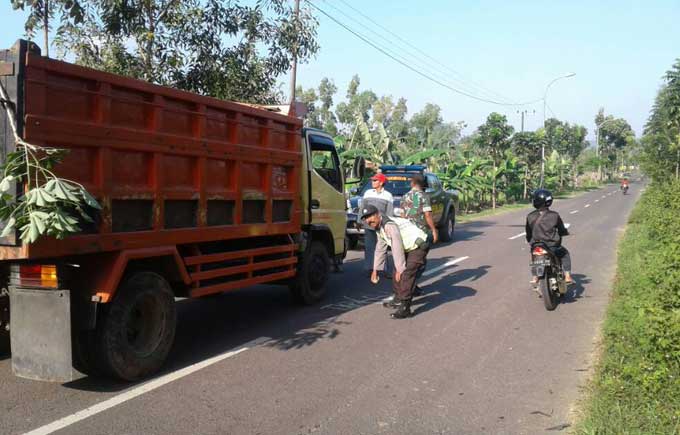 Petugas Satlantas Polres Tuban saat melakukan olah TKP. foto: GUNAWAN WIHANDONO/ BANGSAONLINE