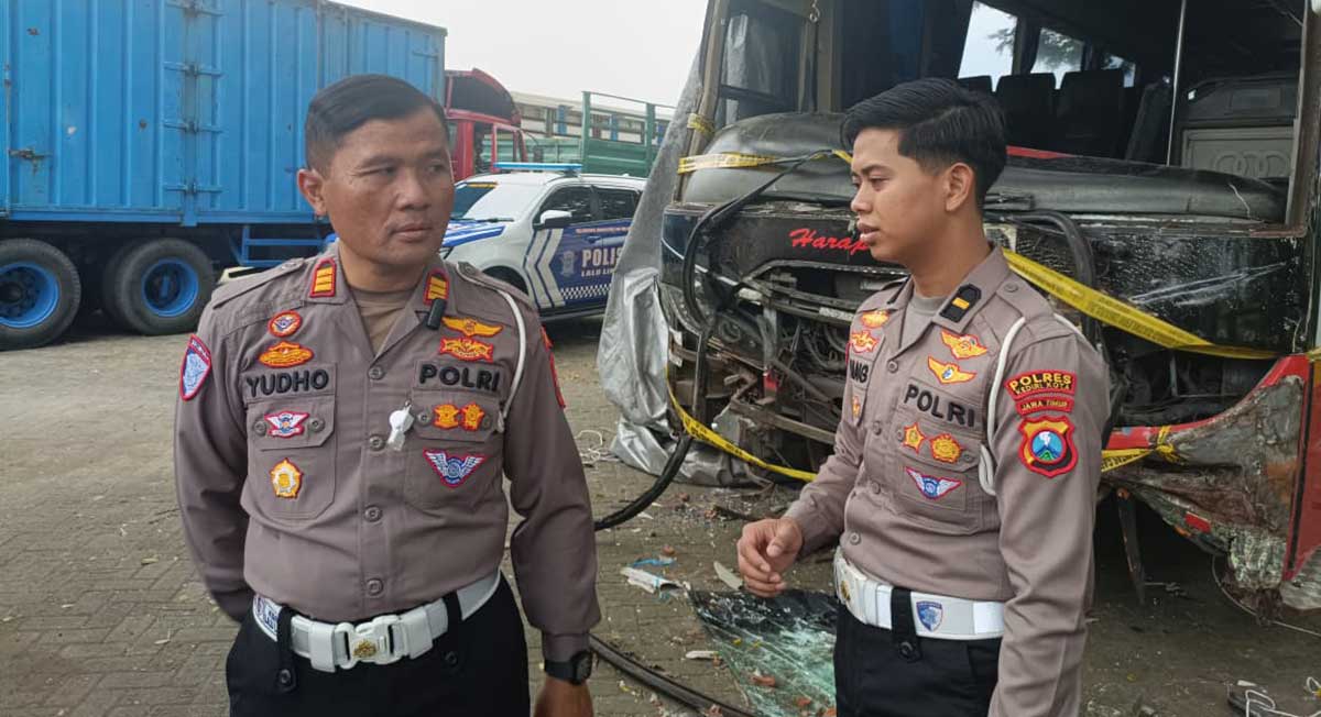 Kasatlantas Polres Kediri Kota, AKP Tutud Yudho Prastyawan (kiri), saat meninjau lokasi kecelakaan.
