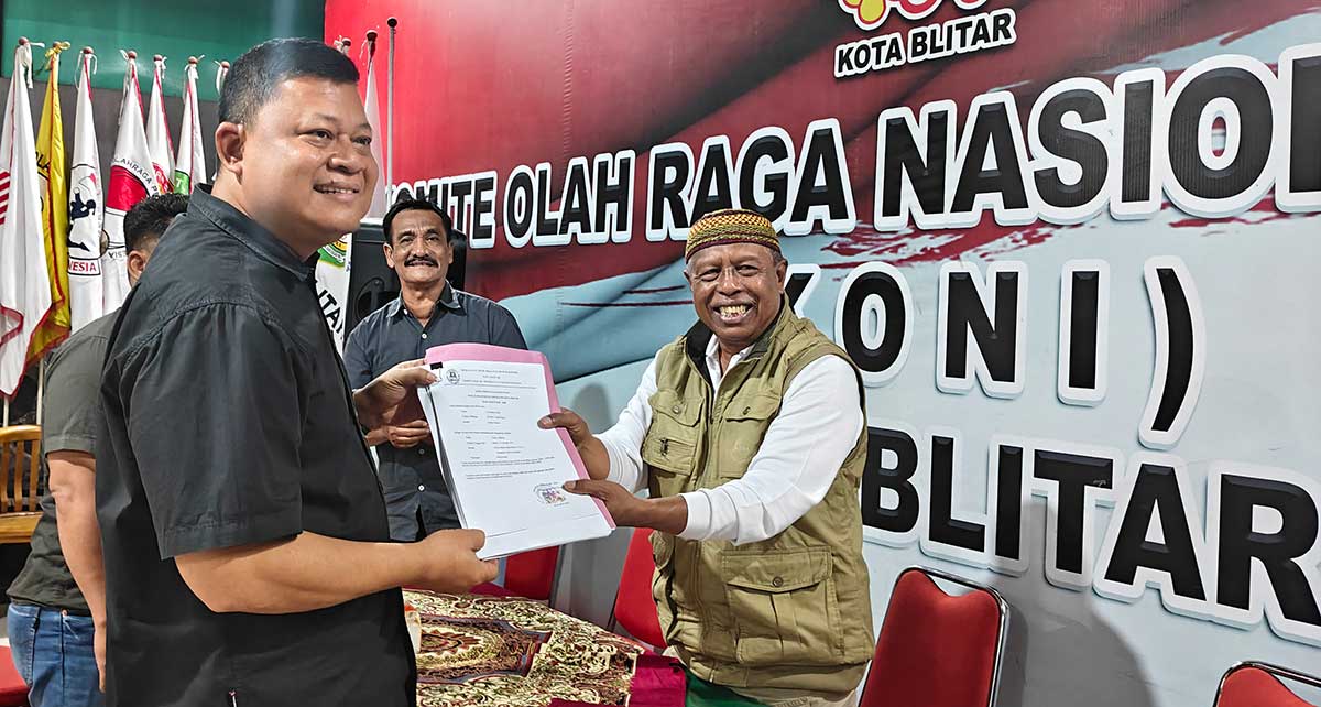 Kandidat Ketua KONI Kota Blitar, Tony Andreas, saat mengembalikan formulir pendaftaran.