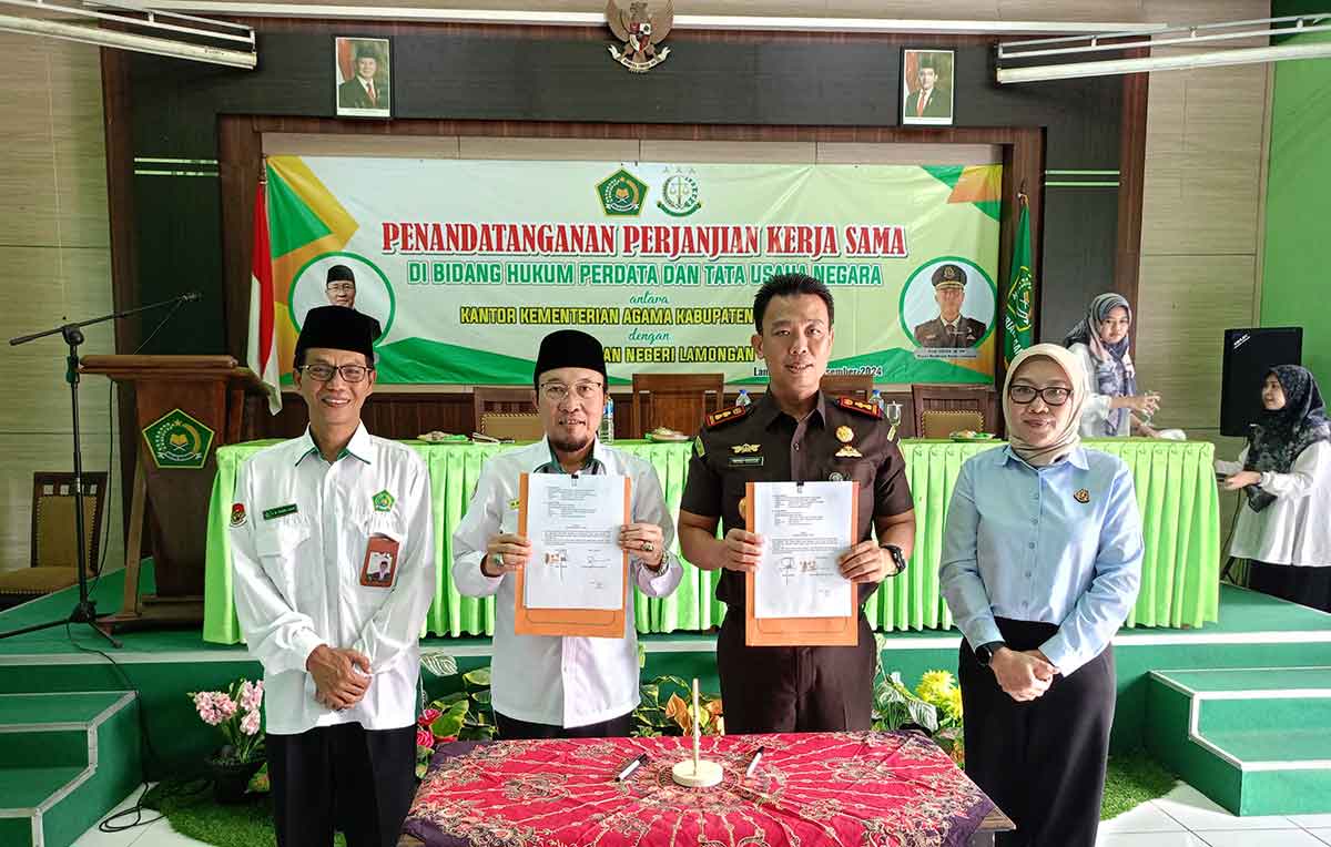 Penandatanganan perjanjian kerja sama bidang hukum perdata dan tata usaha yang dilakukan Kemenag Lamongan bersama Kejaksaan.