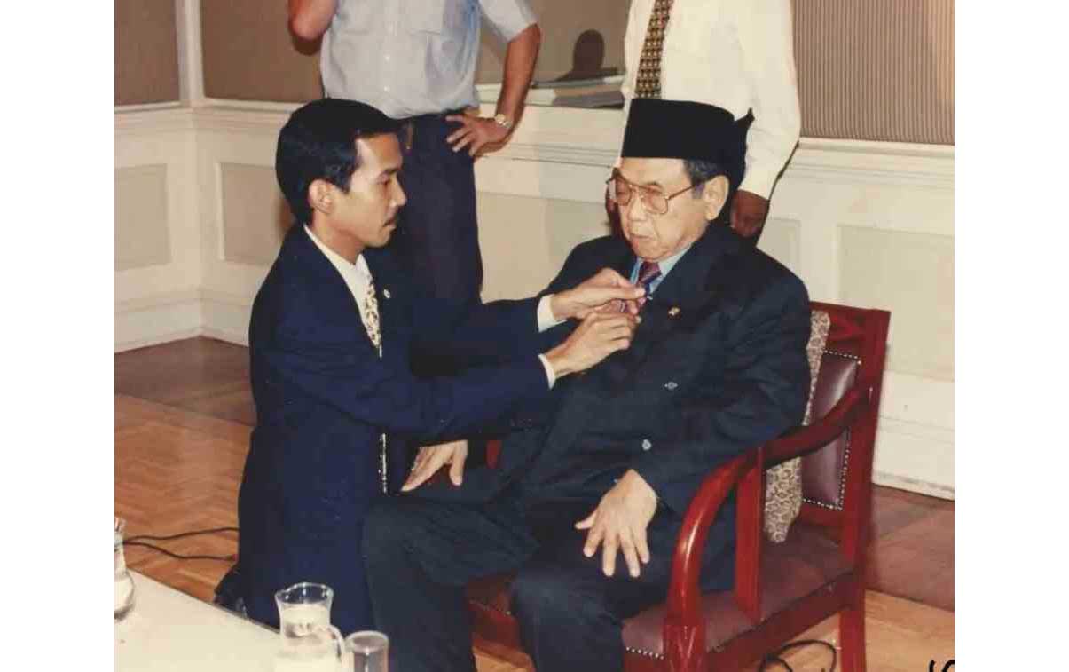 Prio Sambadha merapikan pakaian Presiden RI ke-4 KH Abdurrahman Wahid (Gus Dur) sebelum wawancara dengan media asing. Prio Sambadha adalah pegawai Istana sejak Presiden Soeharto. Ia pernah menulis buku Presiden Gus The Untold Stories. Foto: alif.id