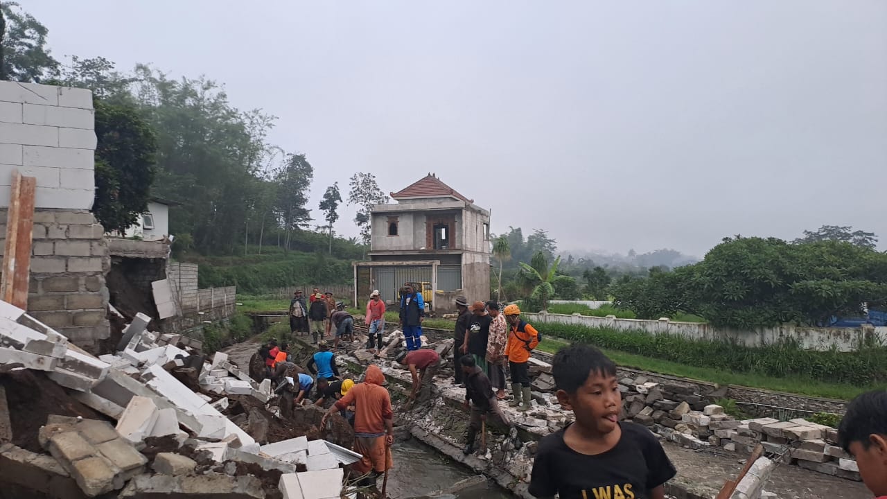 Hujan Deras Akibatkan Longsor dan Timpa Bangunan Milik Warga Bumiaji Kota Batu