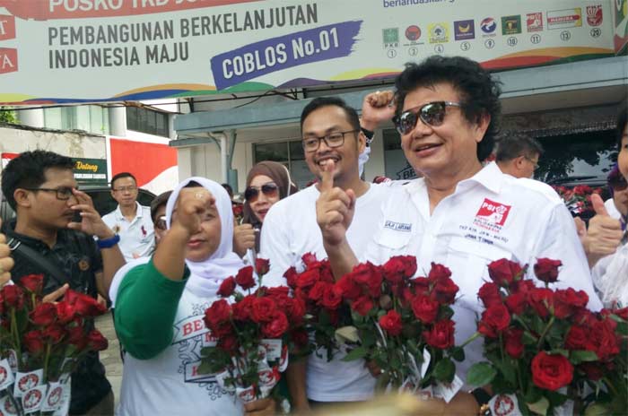 Ir. Djaja Laksana (paling kanan), penemu teori Bernoulli yang diklaim bisa menghentikan semburan lumpur Lapindo. foto: DIDI ROSADI/ BANGSAONLINE