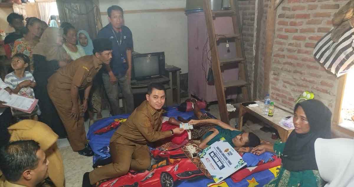 Bupati Mojokerto saat menyalurkan BLT DBHCHT ke salah satu penerima manfaat.