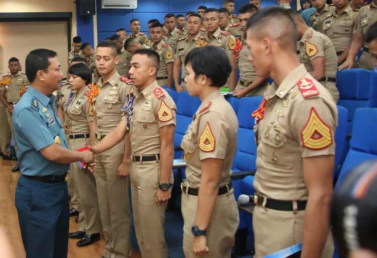 Kasal menyalami para taruna dan taruni AAL.
