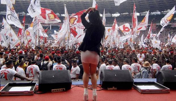 Penyanyi dangdut seksi berggoyang menghibur para pendukung dan simpatisan saat peringatan hari ulang tahun partai Gerindra ke-6 di Gelora Bung Karno, Jakarta (23/03). Foto: TEMPO