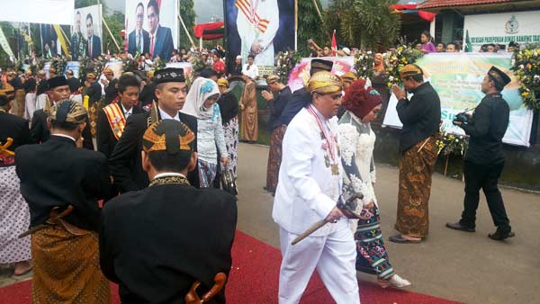 Sri Raja Anom Rajasa Nagara saat hendak melantik Tim Sultan Padepokan, foto: andi sirajuddin/ BANGSAONLINE