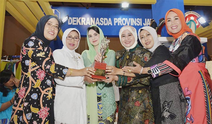 Dekranasda Jawa Timur menerima penghargaan dari Pengurus Dewan Kerajinan Nasional (Dekranas) Pusat sebagai Lembaga Pembina Teladan di ajang Dekranas Award 2019. foto: ist