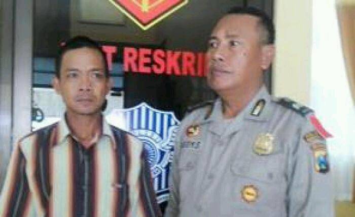 Tersangka Latif Hadi ketika digelandang ke Mapolsek Kota Sidoarjo. foto : catur andy erlambang/ BANGSAONLINE