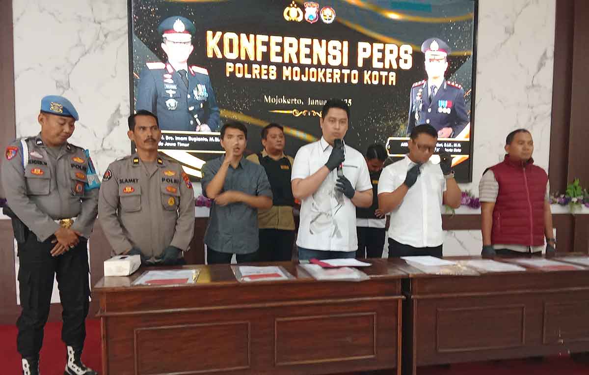 Konferensi pers terkait kasus korupsi yang melibatkan Kepala Desa Mojowono periode 2014-2019 di Mapolres Mojokerto Kota.
