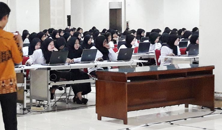 Suasana pelaksanaan tes SKD di basement SLG.