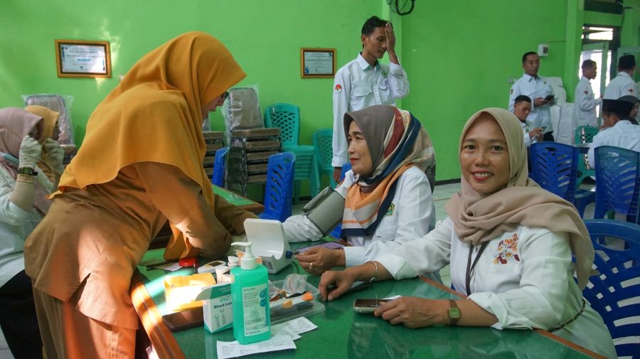 ASN Kemenag Tuban saat menjalani pemeriksaan kesehatan