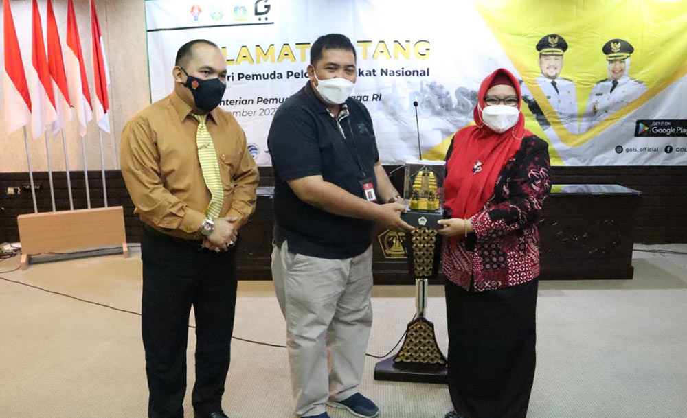 Wabup Bu Min didampingi Kadispora Agustin H. Sinaga, saat menerima Tim Juri Kemenpora RI. foto: SYUHUD/ BANGSAONLINE