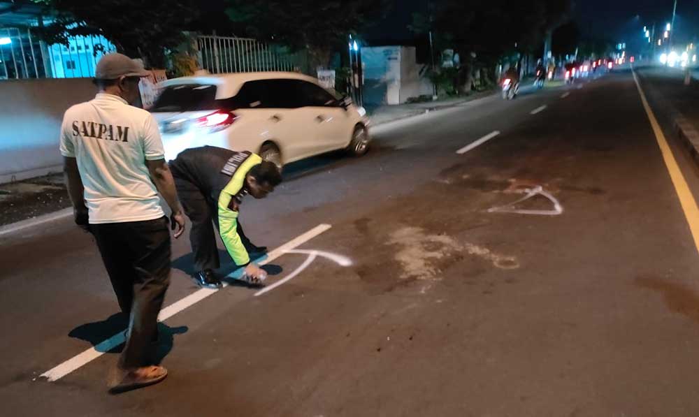 Petugas saat melakukan olah TKP.