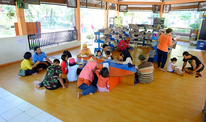 Taman Bacaan Masyarakat (TBM) yang ada di Taman Flora (Kebun Bibit).